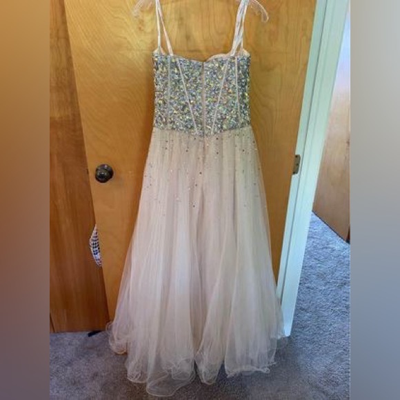 Tiffany Champagne Prom Gown Size 10 (Would fit 8) - Picture 4 of 9